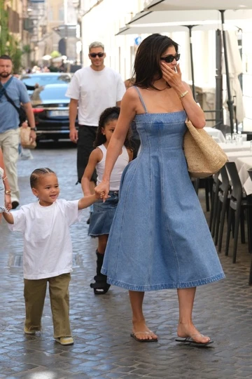 Dép lê trở thành thước đo gu thẩm mỹ.