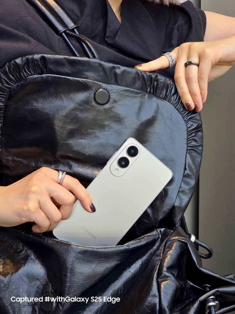 Galaxy S25 Edge trở thành phụ kiện đậm chất cá tính thời đại mới.