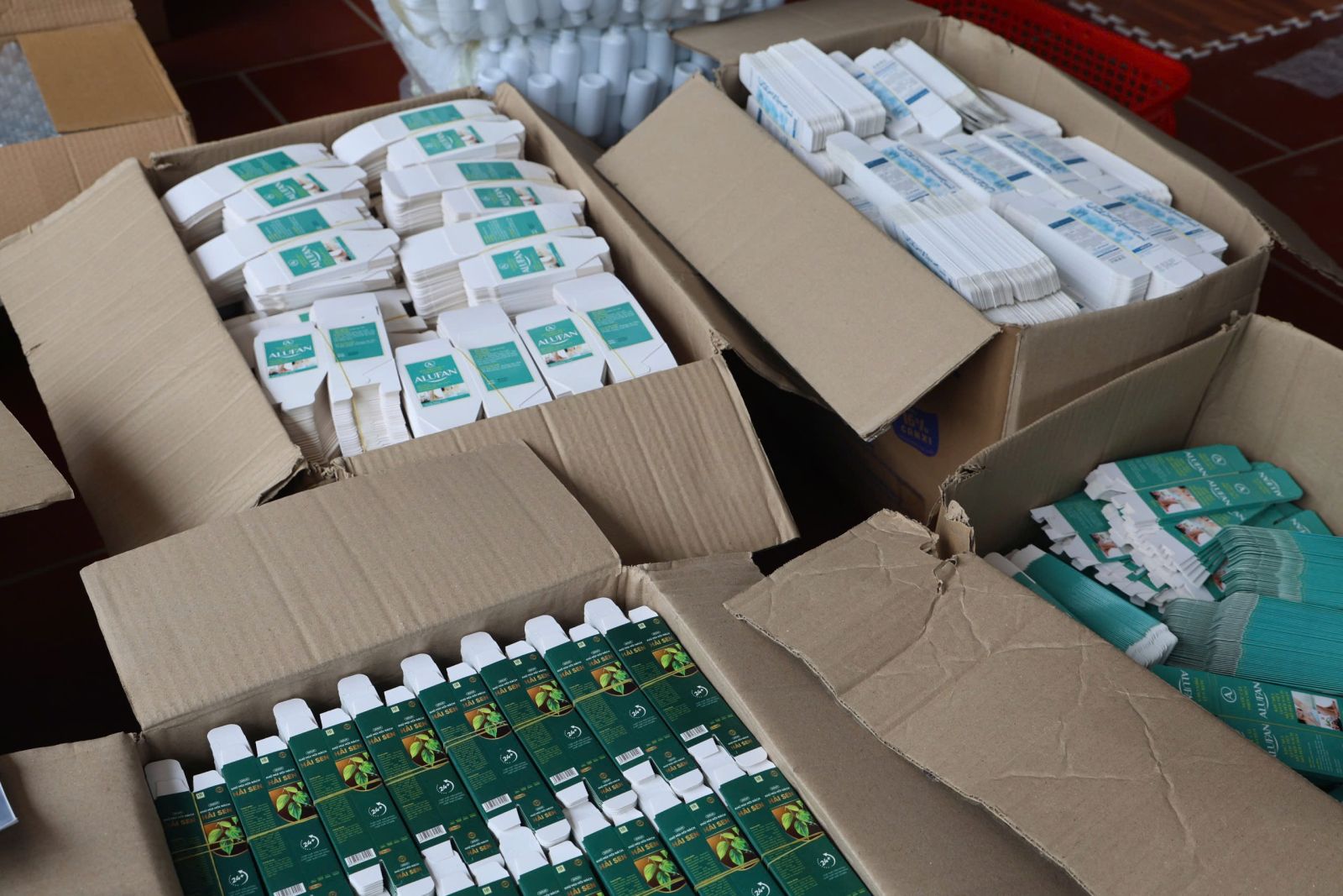 Tổ chức sản xuất tại nhà, nguyên liệu trôi nổi, quy trình thủ công.