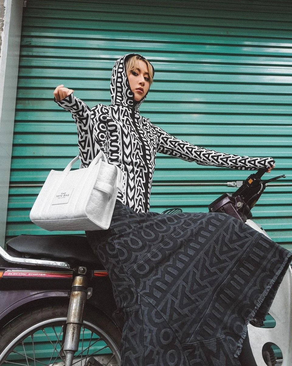 Hình ảnh ấy không chỉ gợi nhắc đến những bà nội trợ giữa trưa hè Sài Gòn mà còn tạo hiệu ứng mạnh với giới mộ điệu.