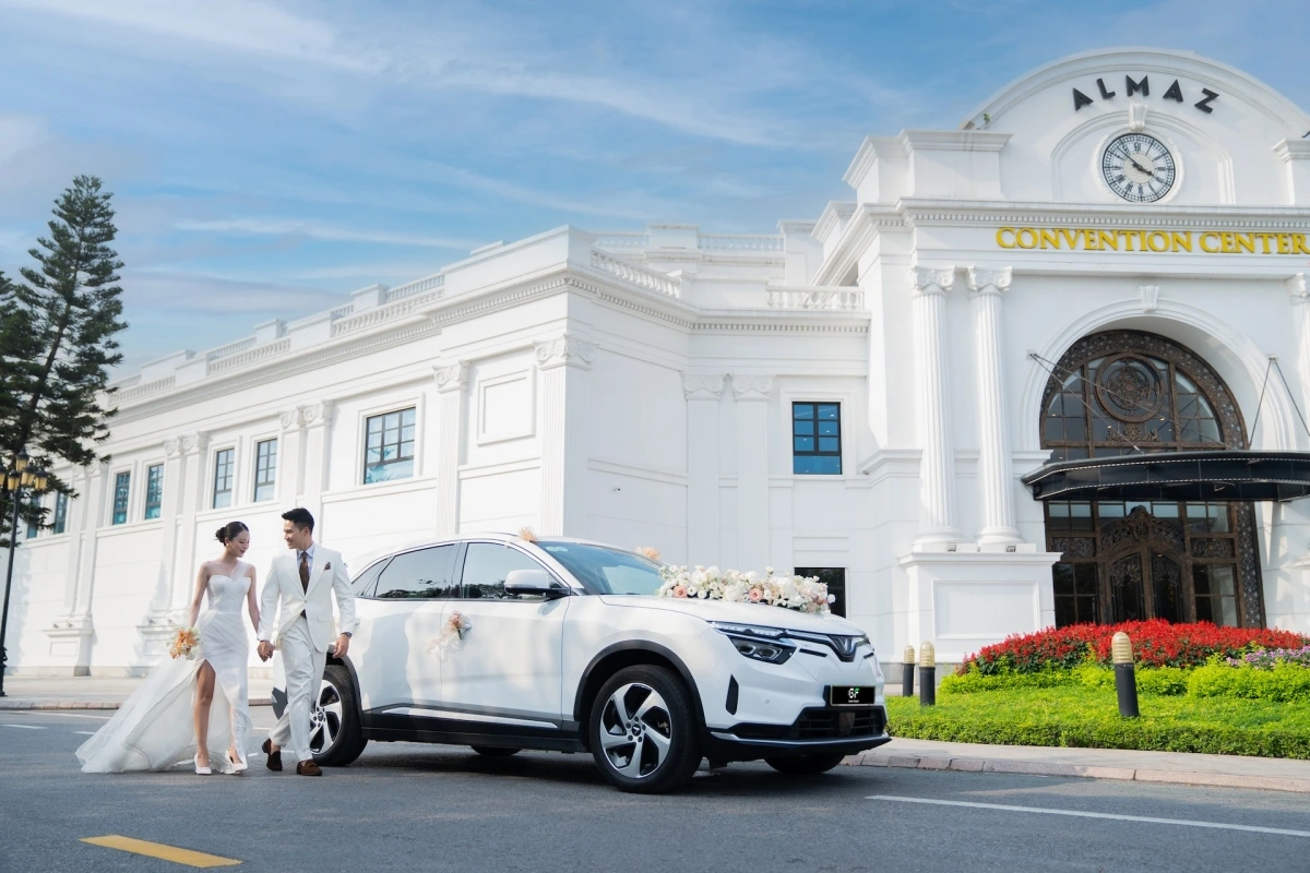 Đây cũng là lần đầu tiên một dịch vụ cho thuê xe cưới tại Việt Nam kết hợp trọn gói với dịch vụ cưới 5 sao từ hệ thống Vinpearl.