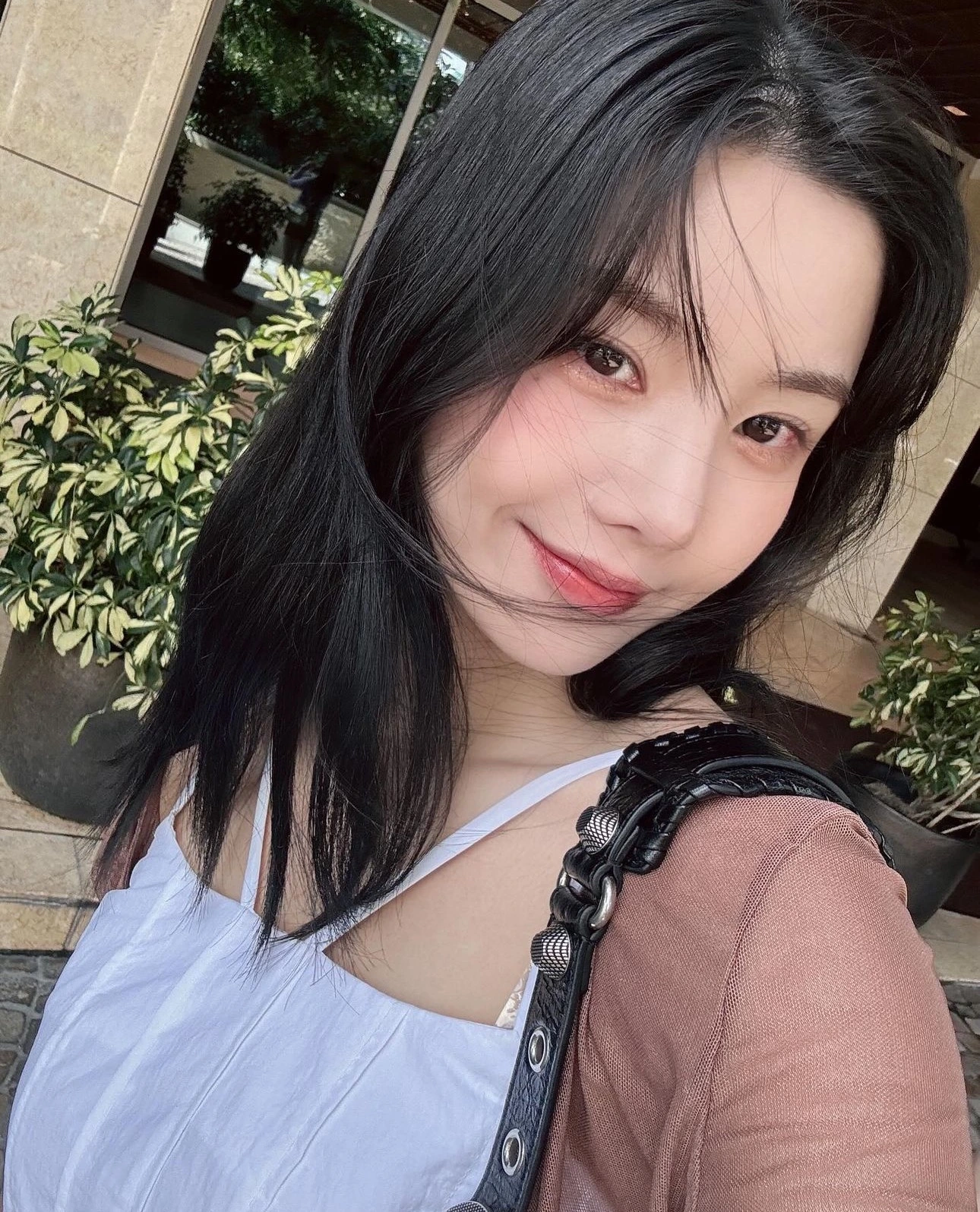 Điều quan trọng nhất để có khuôn mặt nhỏ gọn như Kwon Eun-bi là sự kiên trì chăm sóc và luyện tập cơ mặt từ bên trong.