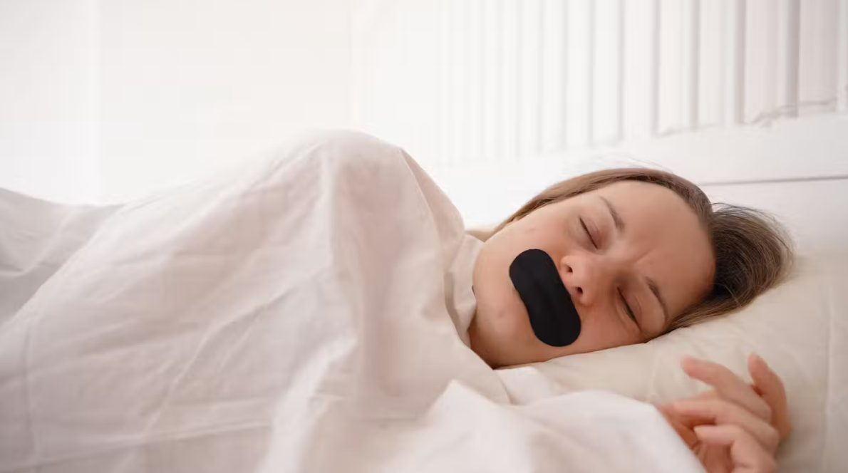 Trào lưu dán miệng khi ngủ đang lan rộng mạnh mẽ trên TikTok với lời hứa “giúp giảm ngáy và cải thiện giấc ngủ”.