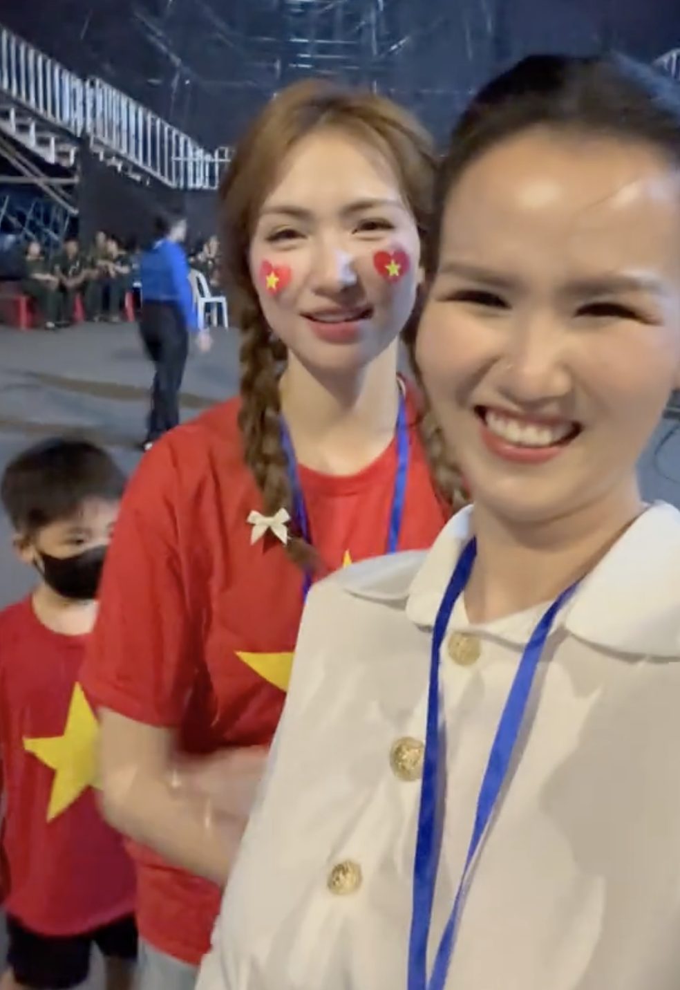 một trong những khoảnh khắc đáng nhớ là khi Võ Hạ Trâm gặp gỡ Hòa Minzy tại điểm tập trung của các nghệ sĩ.