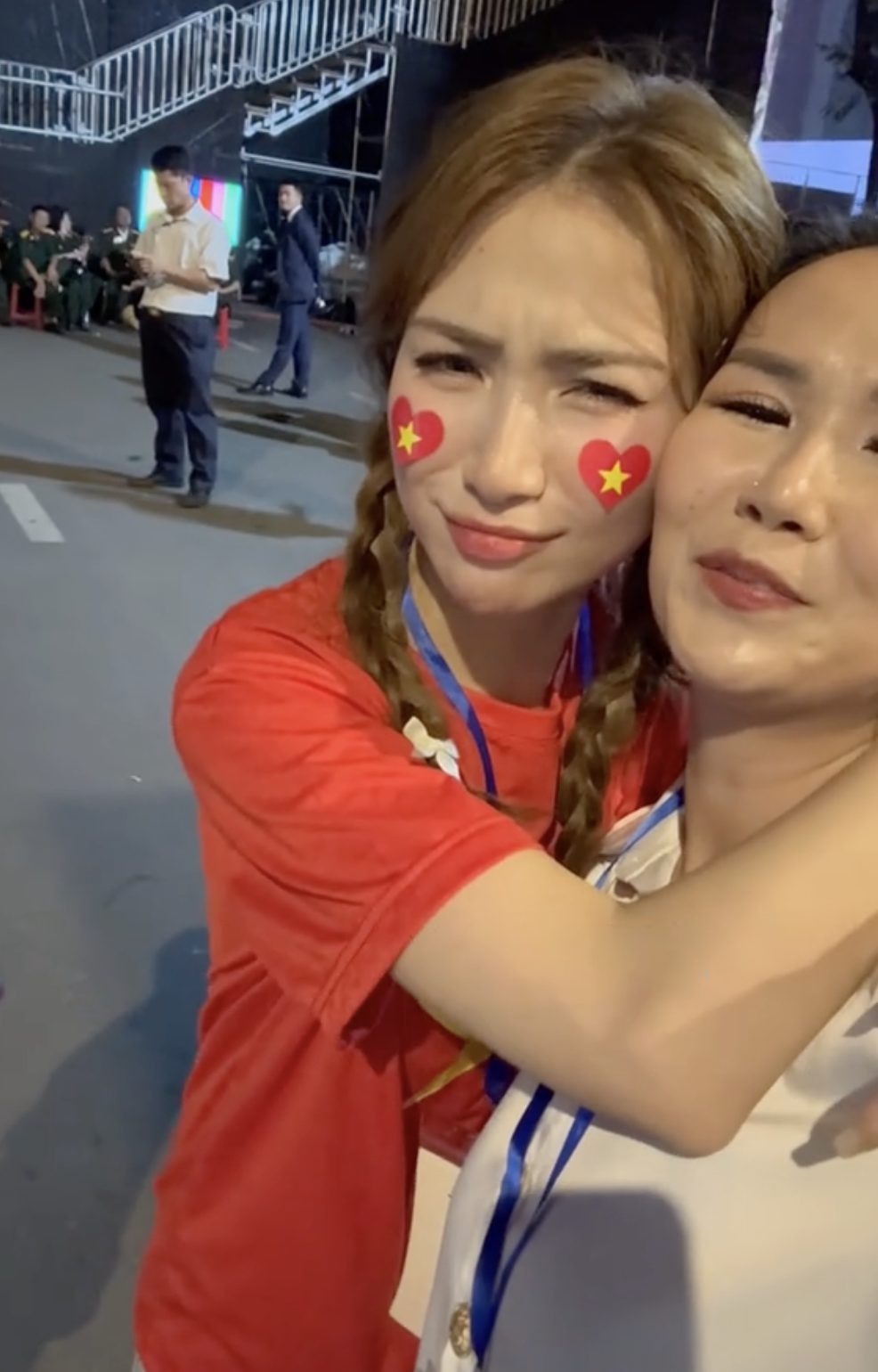 thể hiện sự gắn bó và tình bạn lâu dài giữa hai ca sĩ nổi tiếng của làng nhạc Việt.