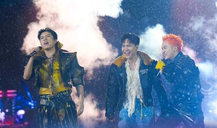 Dưới cơn mưa tầm tã ở Mỹ Đình, hàng chục nghìn fan vẫn cháy hết mình với thần tượng. 