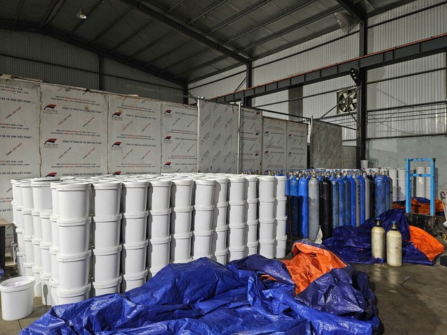 Công an cũng đã thu giữ nhiều bình khí cùng hàng tấn nguyên liệu, máy móc sản xuất.