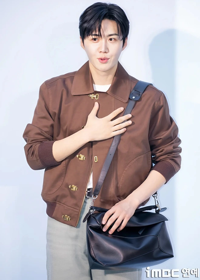 Đẹp trai như thế mà lại… luống cuống thế kia!