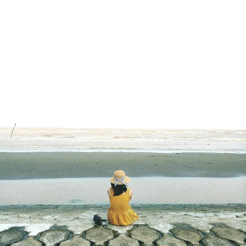 Bãi cát ở Ba Động không mang màu trắng tinh hay vàng óng ánh mà là cát phù sa đậm đặc.