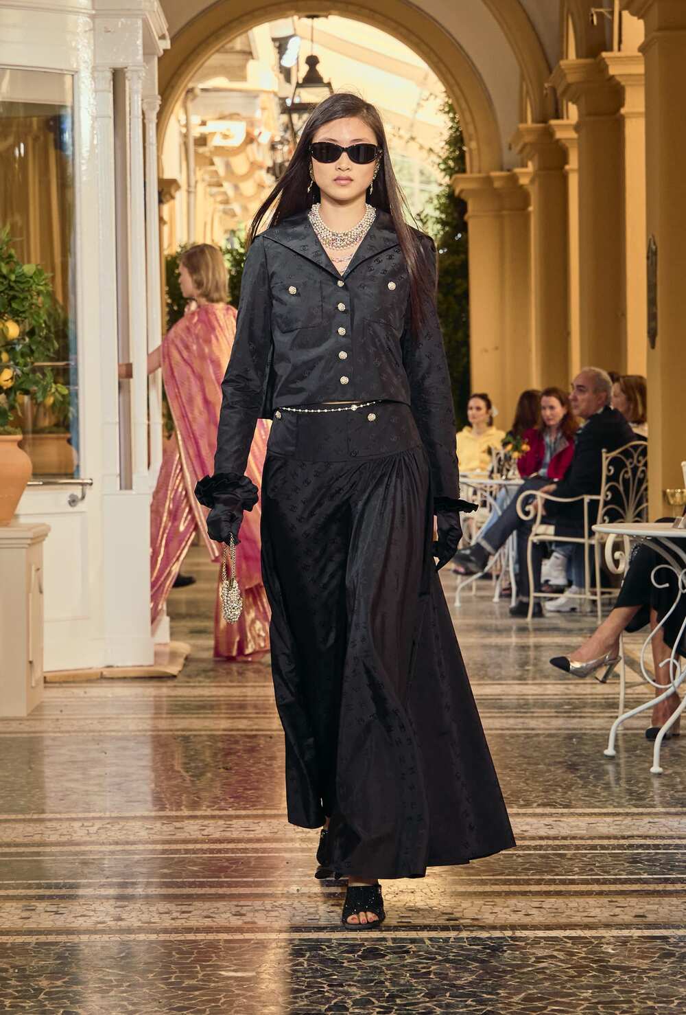 Bên cạnh quần áo, phụ kiện lần này cũng được đầu tư bài bản