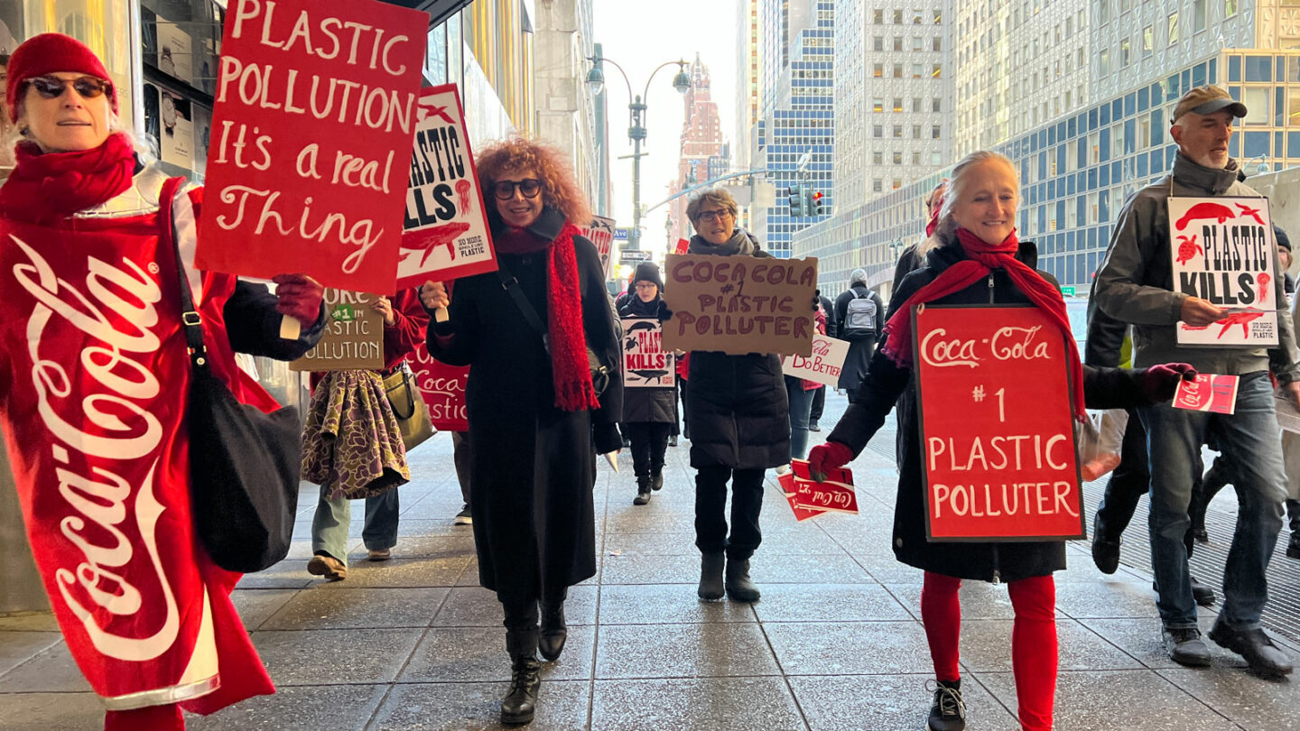Trước làn sóng phản đối gay gắt, Coca-Cola cho biết họ đã triển khai nhiều sáng kiến nhằm giảm thiểu tác động đến môi trường