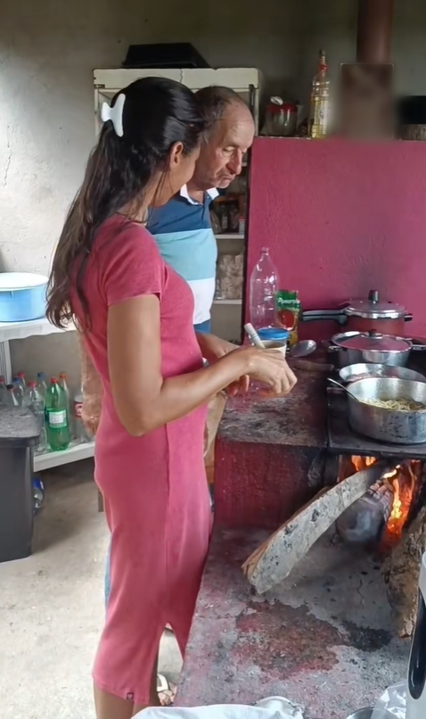 . Trong nhiều clip khác, người xem còn có thể thấy rõ sự đồng lòng, ăn ý giữa hai vợ chồng khi cùng tạo nên những nội dung vừa đời thường, vừa gần gũi, lại mang tính giải trí cao.