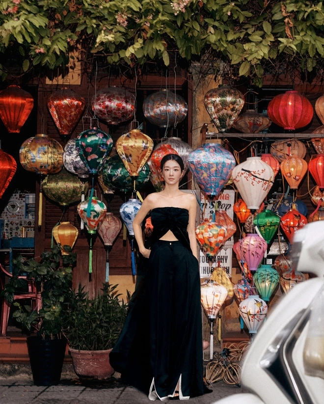 Bộ ảnh thời trang lần này tận dụng triệt để không gian của Hội An với những bức tường vàng cổ kính, đèn lồng lung linh