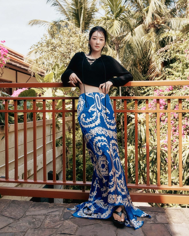 Seo Ye Ji xuất hiện trong những set đồ mùa hè của thương hiệu Duvetica,