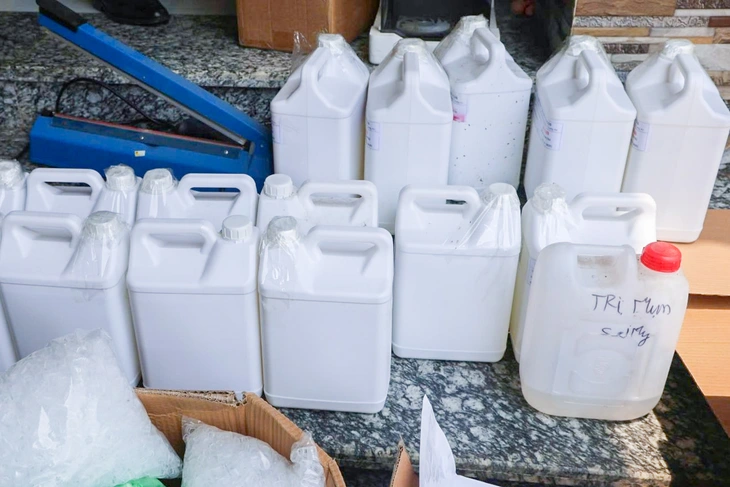 Pha chế trong can nhựa, gắn tem chống giả.