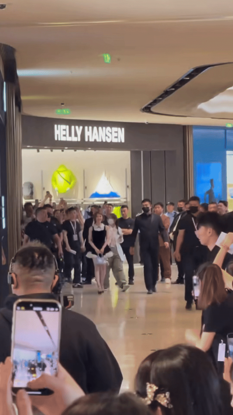  Triệu Lộ Tư lại khiến người hâm mộ và giới truyền thông không thể rời mắt khi xuất hiện tại một sự kiện lớn của thương hiệu Jorya.