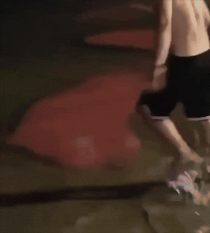 Những mảng ánh sáng màu đỏ nhạt bắt đầu lấp ló trên mặt nước