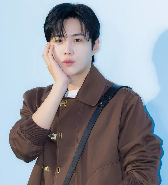  Nam diễn viên Kim Seon Ho “gây sốt” khi xuất hiện lần đầu tại sự kiện thời trang cao cấp