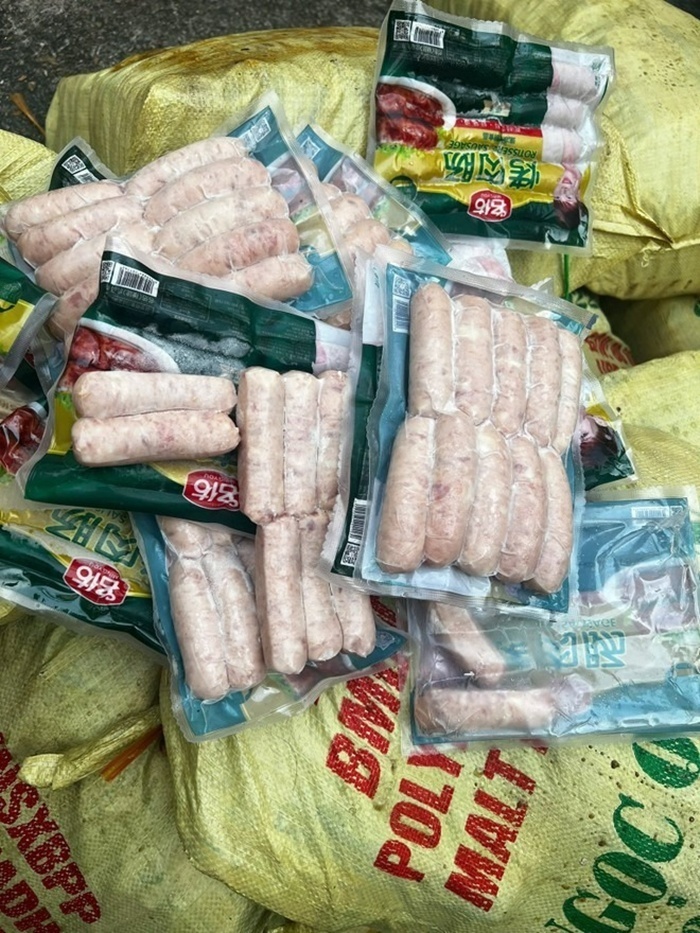  3.000 túi xúc xích đông lạnh loại nửa ký, mang nhãn hiệu Mingyou.