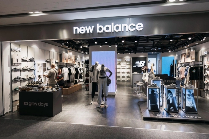 Giữ bản sắc giữa cuộc đua màu sắc.