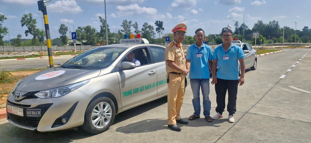  Công tác tổ chức, phân luồng thí sinh, kiểm tra an ninh và hỗ trợ kỹ thuật được bố trí hợp lý, tạo điều kiện thuận lợi để kỳ sát hạch diễn ra