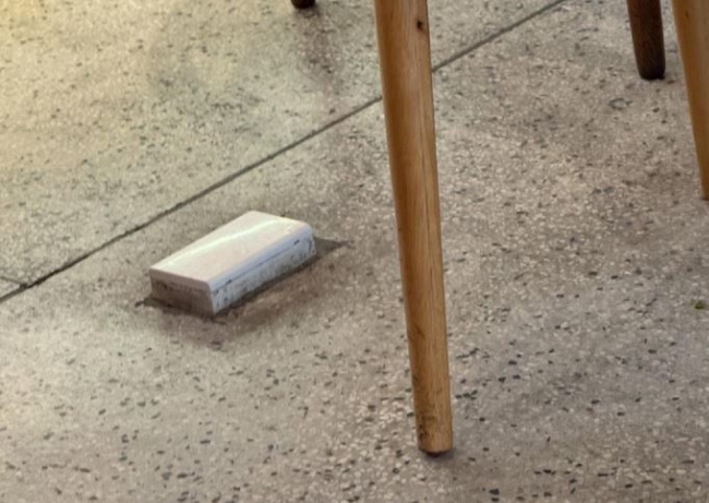  Hình ảnh các ổ cắm bị che kín, gắn kèm ghi chú "không sử dụng" 