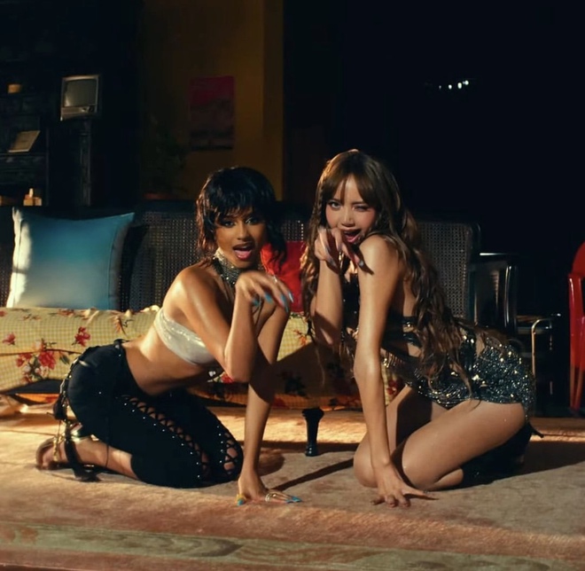  tôn lên đường nét khuôn mặt và làn da sáng màu của nữ thần tượng.