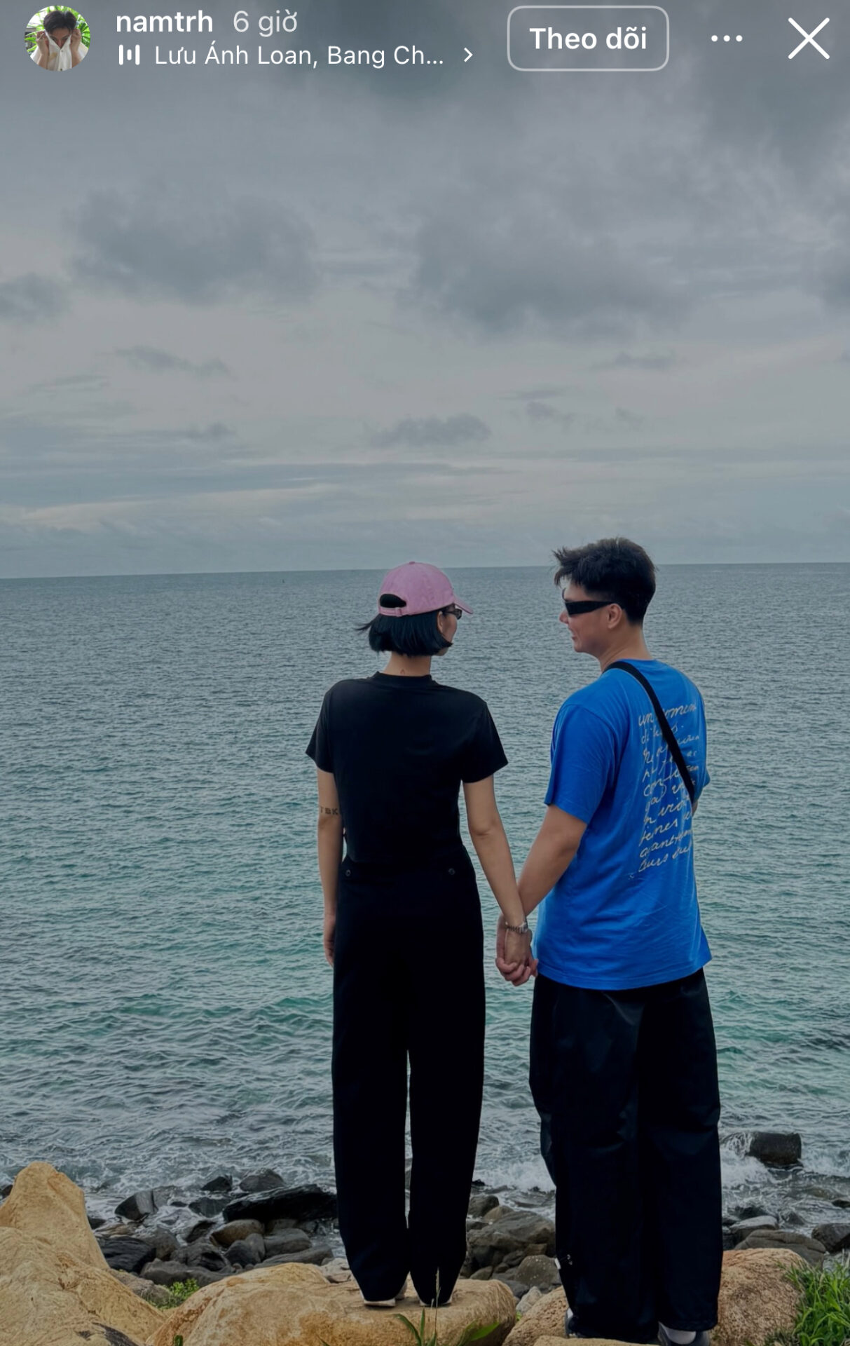 nữ ca sĩ đăng tải bức ảnh trắng đen nắm tay một người giấu mặt trên Instagram.