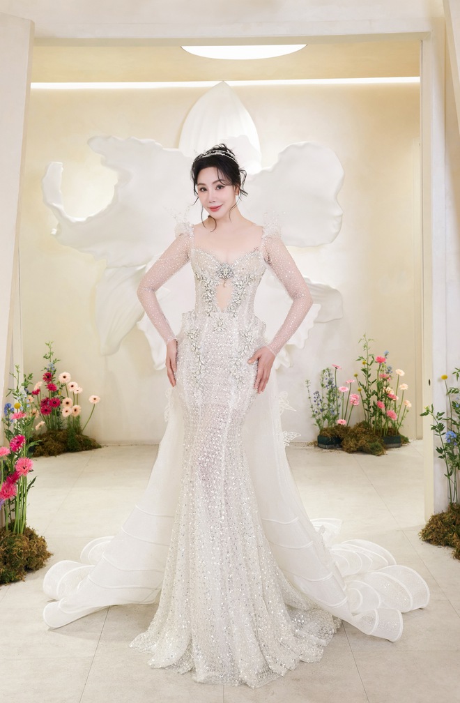 bộ váy thứ hai mà Hồ Quỳnh Hương diện lại mang phong cách quyến rũ, hiện đại. 