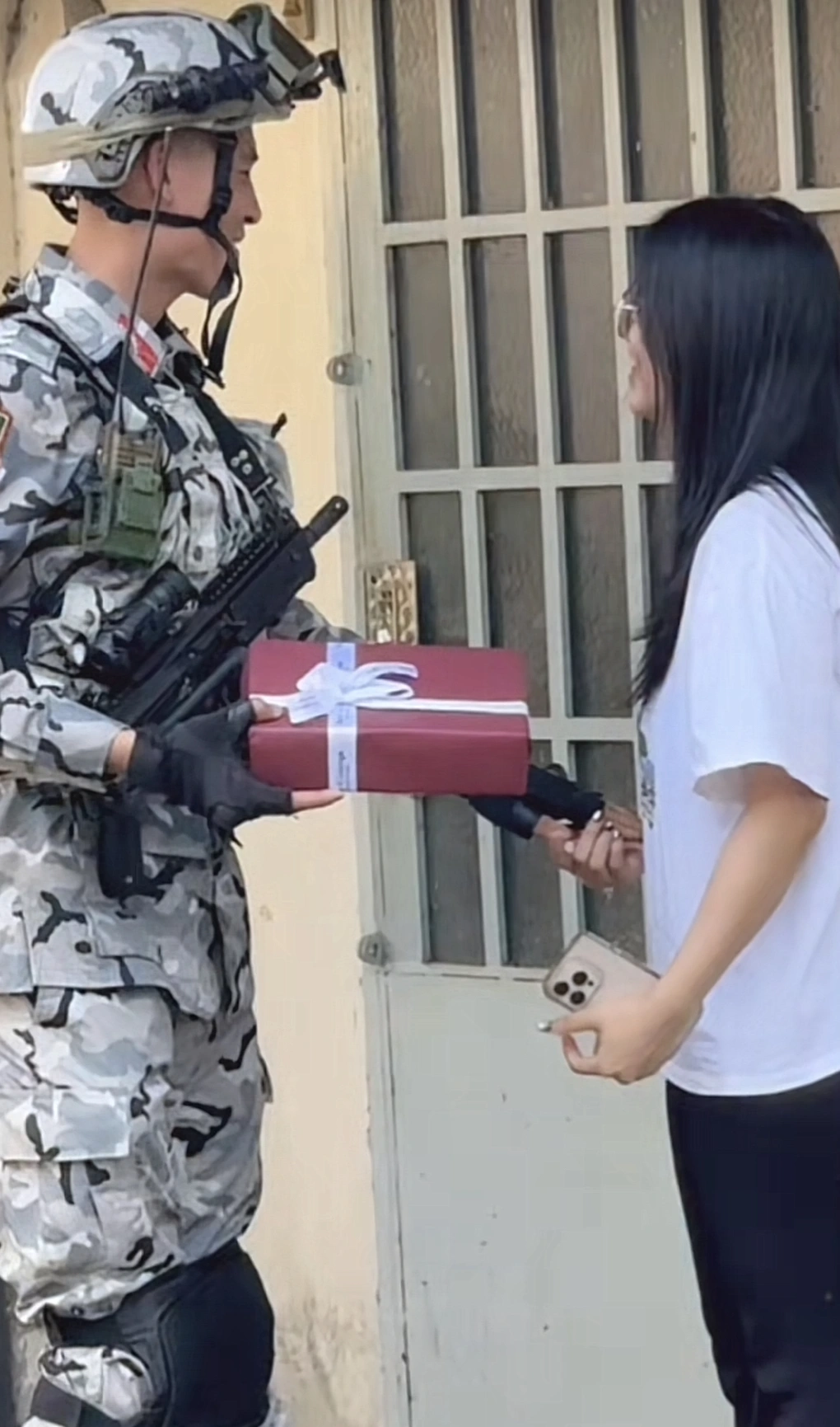 Đoạn video ghi lại cảnh tặng quà này nhanh chóng lan tỏa trên mạng xã hội.