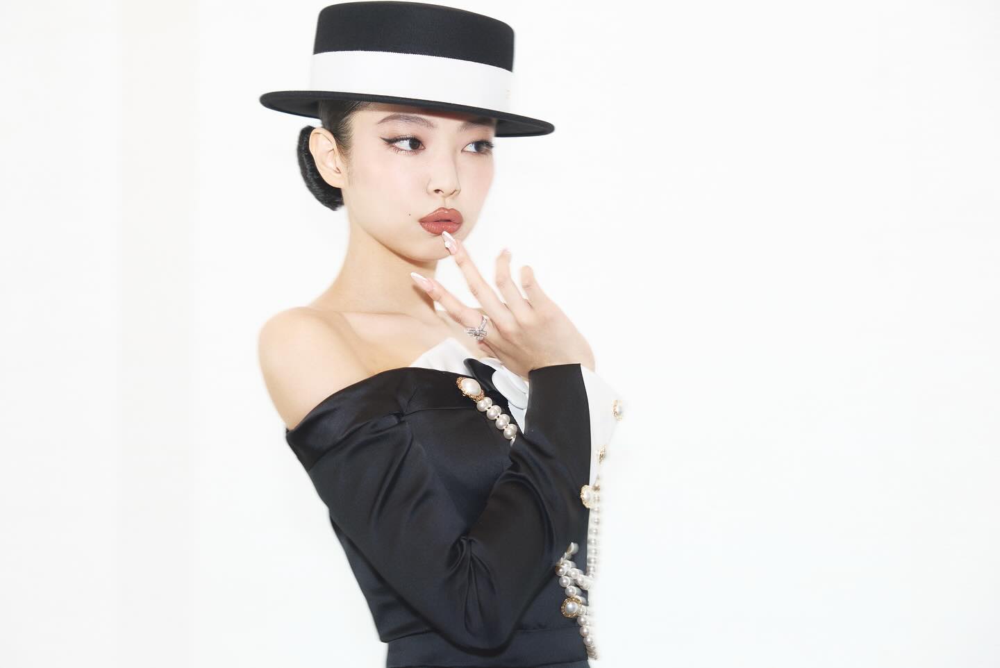 Phong cách tóc búi thấp thanh thoát.