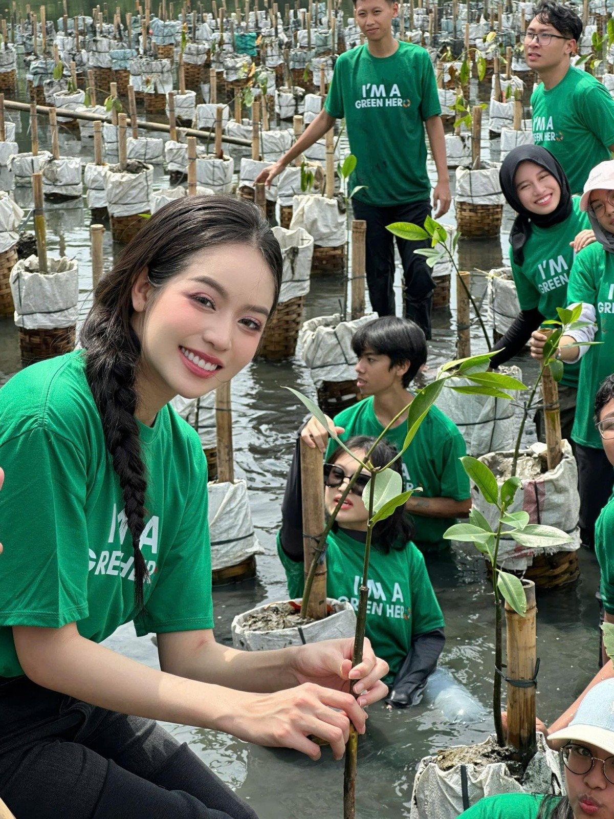 Hoa hậu Thanh Thủy bày tỏ niềm vinh dự khi được đồng hành cùng các đại diện trẻ trong hoạt động ý nghĩa này. 