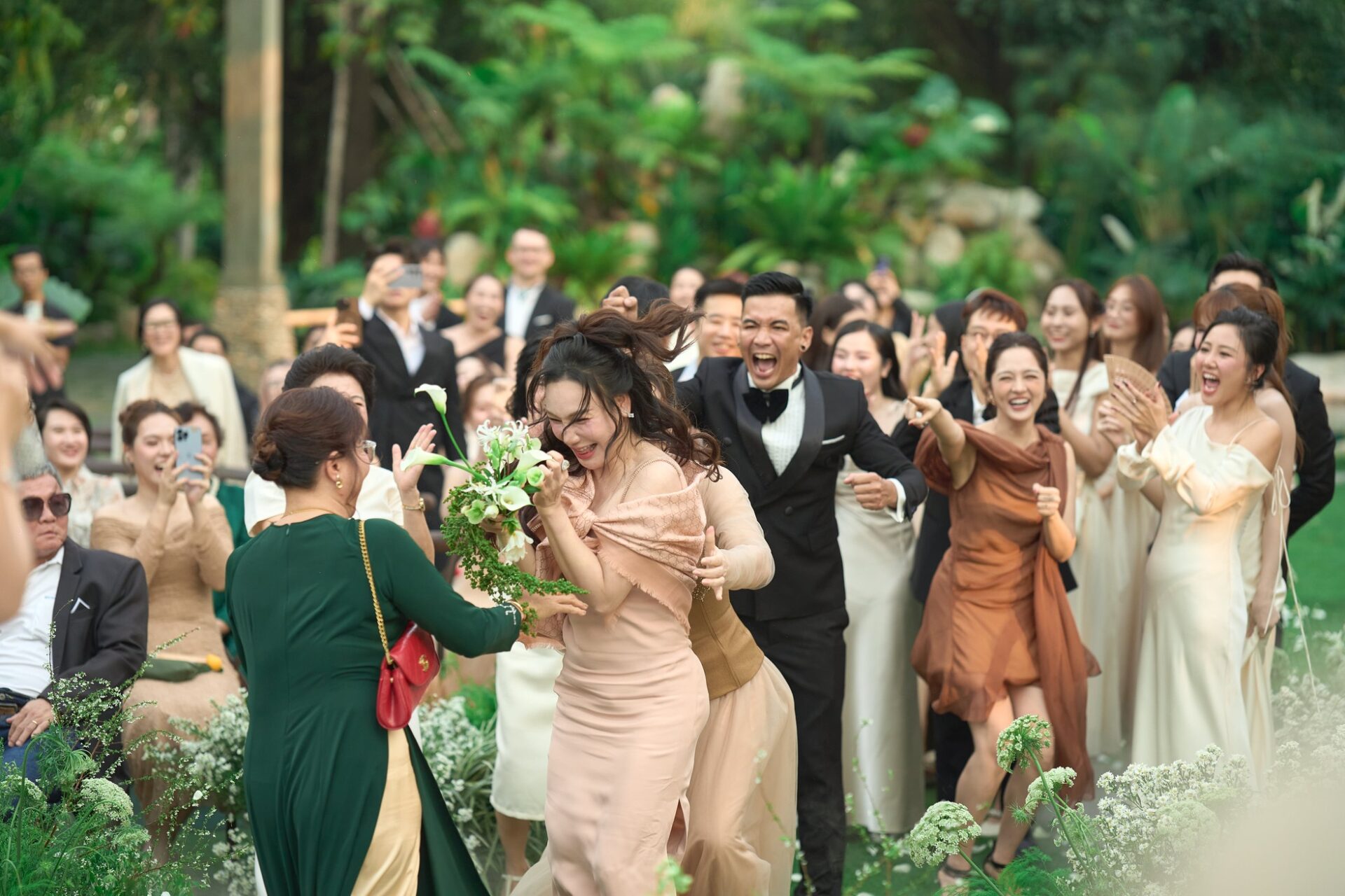 . Khoảnh khắc cả hai nữ nghệ sĩ cùng bắt được hoa và sau đó nhường nhau, thậm chí đùa vui rằng "hai đứa ế nhất, chia nhau được không?", đã lan truyền mạnh trên mạng xã hội vì sự hài hước và tự nhiên.