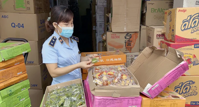 lực lượng công an phát hiện bên trong căn nhà có ba thanh niên đang tháo nhãn và bóc bao bì của hàng loạt sản phẩm.