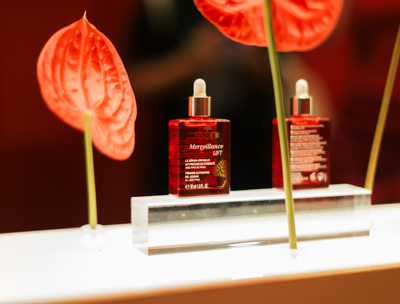 Sự đổi mới lớn nhất của Merveillance LIFT Oil Serum chính là sự kết hợp độc đáo giữa serum và dầu dưỡng.