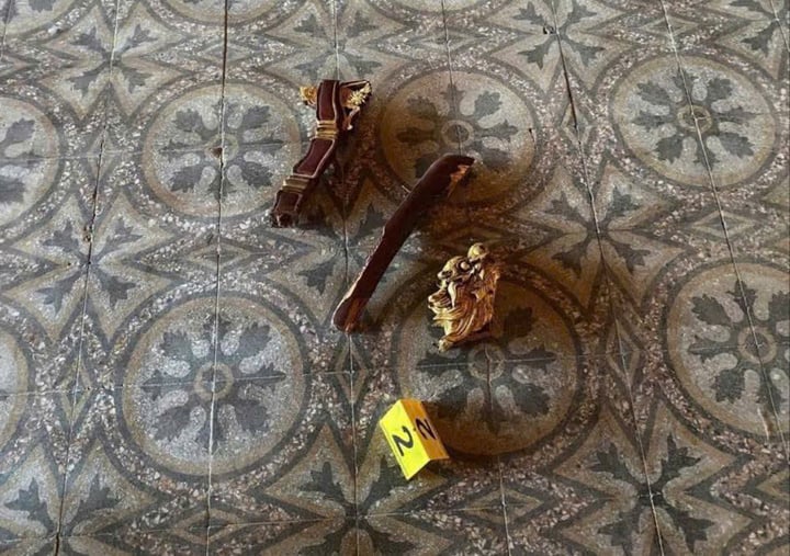Một bộ phận có gắn đầu rồng trên ngai vàng bị người đàn ông phá hoại, rơi ra ngoài. (Ảnh: MXH)