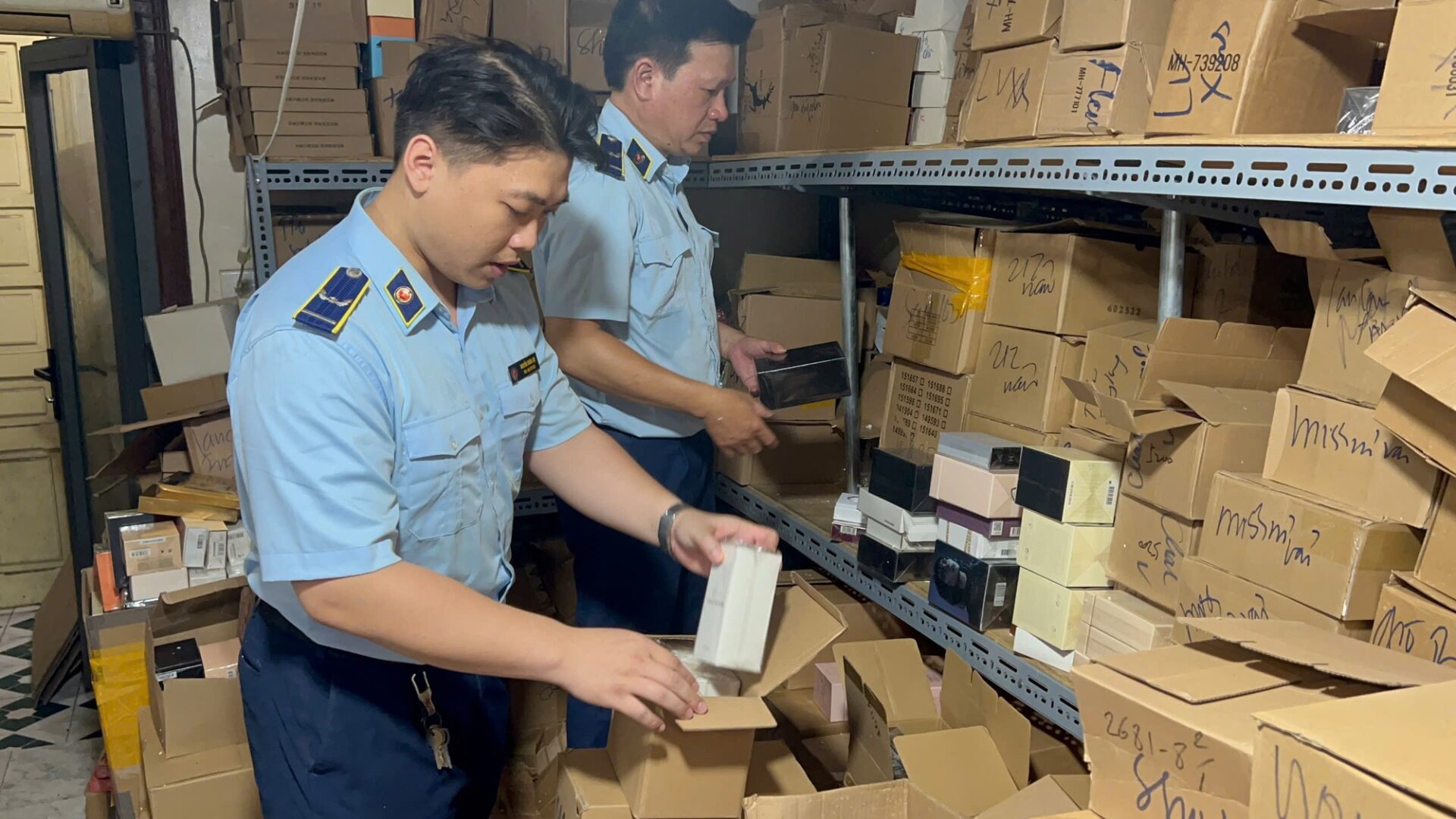 Hiện công tác kiểm đếm, phân loại hàng vi phạm vẫn đang được tiến hành khẩn trương