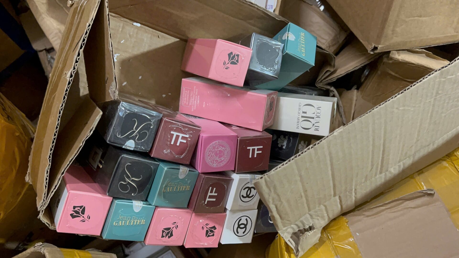 toàn bộ sản phẩm đều dán nhãn các thương hiệu cao cấp nổi tiếng toàn cầu như Giovani, Dior, Louis Vuitton, Armani, và nhiều cái tên khác vốn được giới trẻ ưa chuộng.