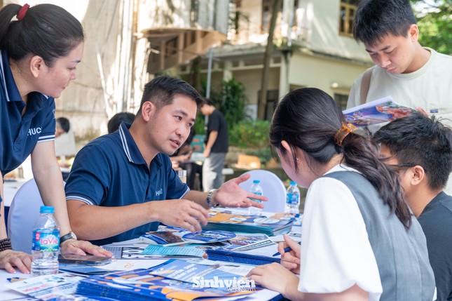 Các bạn học sinh tham gia tư vấn tuyển sinh tại Ngày hội tuyển sinh Khối các ngành Khoa học và Công nghệ năm 2025 do báo Tiền Phong tổ chức. Ảnh: Huệ Anh/SVO.