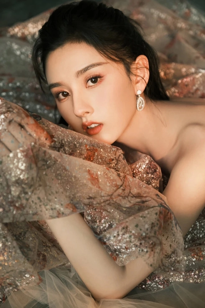 Visual đẹp như tranh, môi lại thành đề tài gây bão