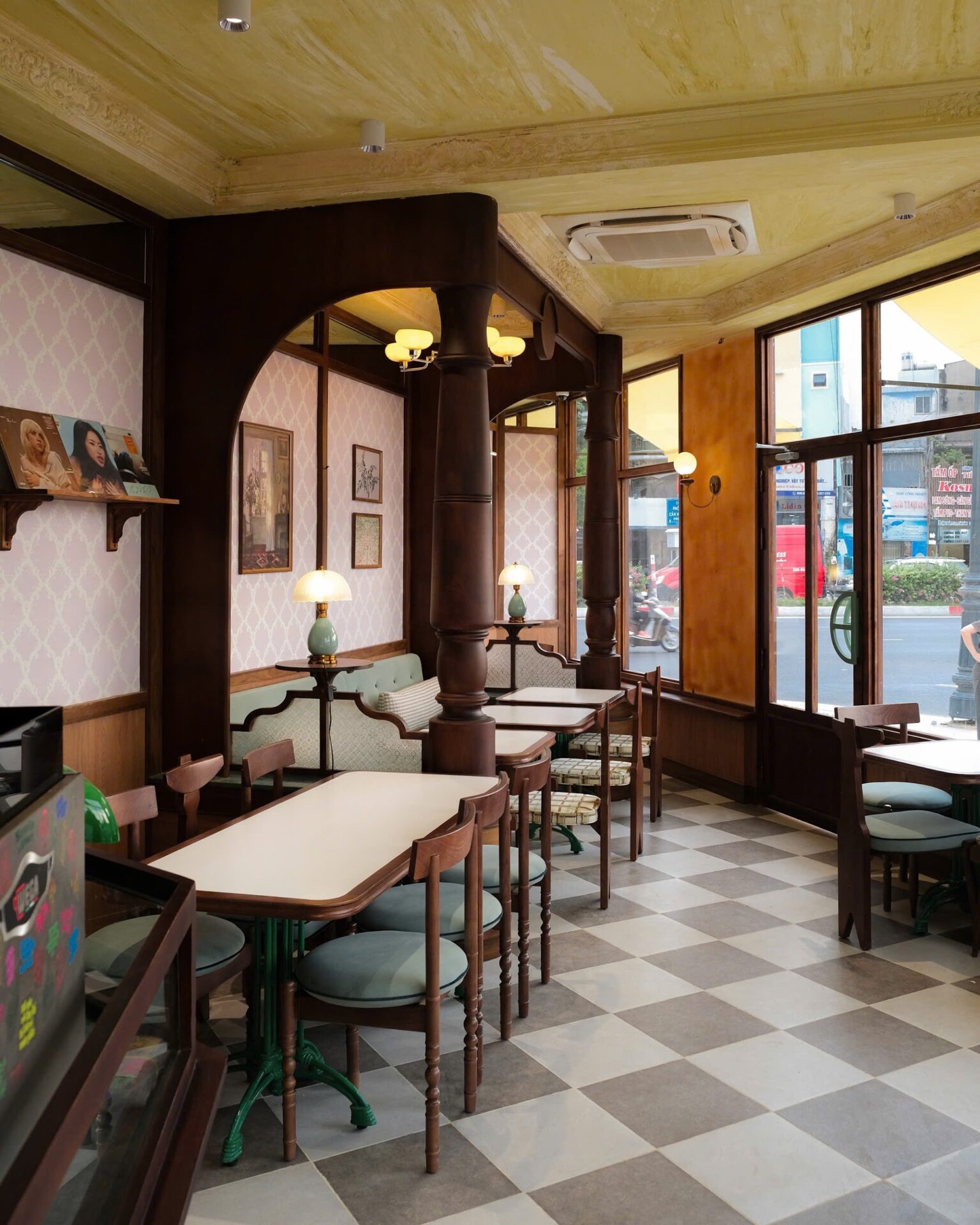 Không gian không lớn, nhưng có chiều sâu đó là điểm khiến nhiều thực khách trẻ tìm thấy một lát cắt khác của thành phố.