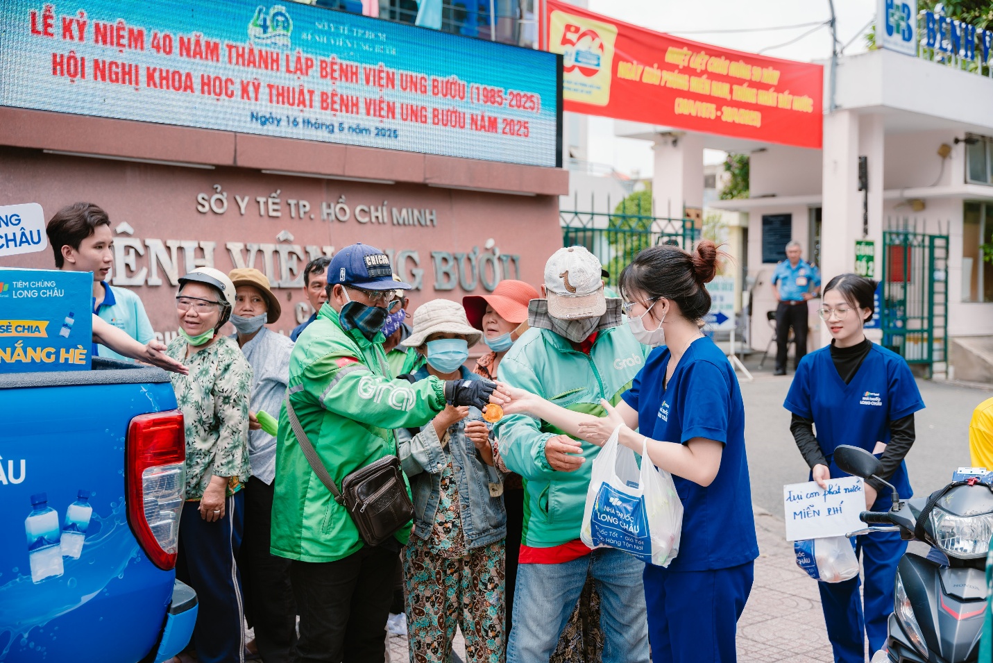 Hoạt động phát nước miễn phí tại các bệnh viện lớn của hệ thống Nhà thuốc FPT Long Châu trở thành điểm sáng giữa đời thường. 