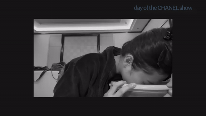 Jennie cũng từng tiết lộ rằng cô sử dụng nước đá để làm dịu da, giữ lớp nền lâu trôi và tạo hiệu ứng da bóng khoẻ.