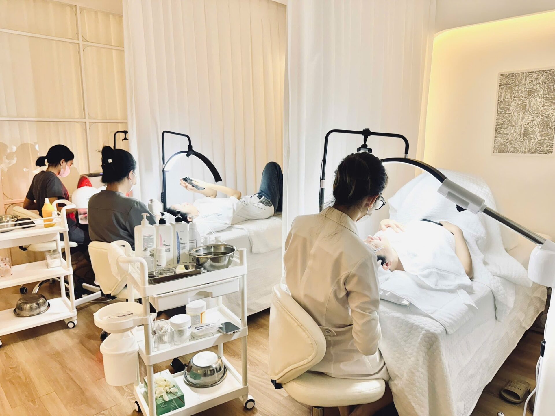 Tại HT Derma Aesthetics, mỗi quy trình không chỉ là một liệu trình điều trị mà còn là khoảnh khắc kết nối giữa bạn và làn da