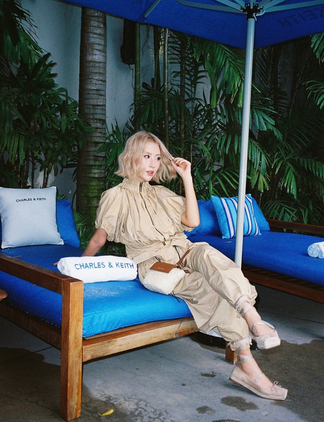 Summer’s Calling gây chú ý khi tái hiện rõ nét mối giao thoa giữa tinh thần nghỉ dưỡng và nhịp sống thành thị hiện đại.