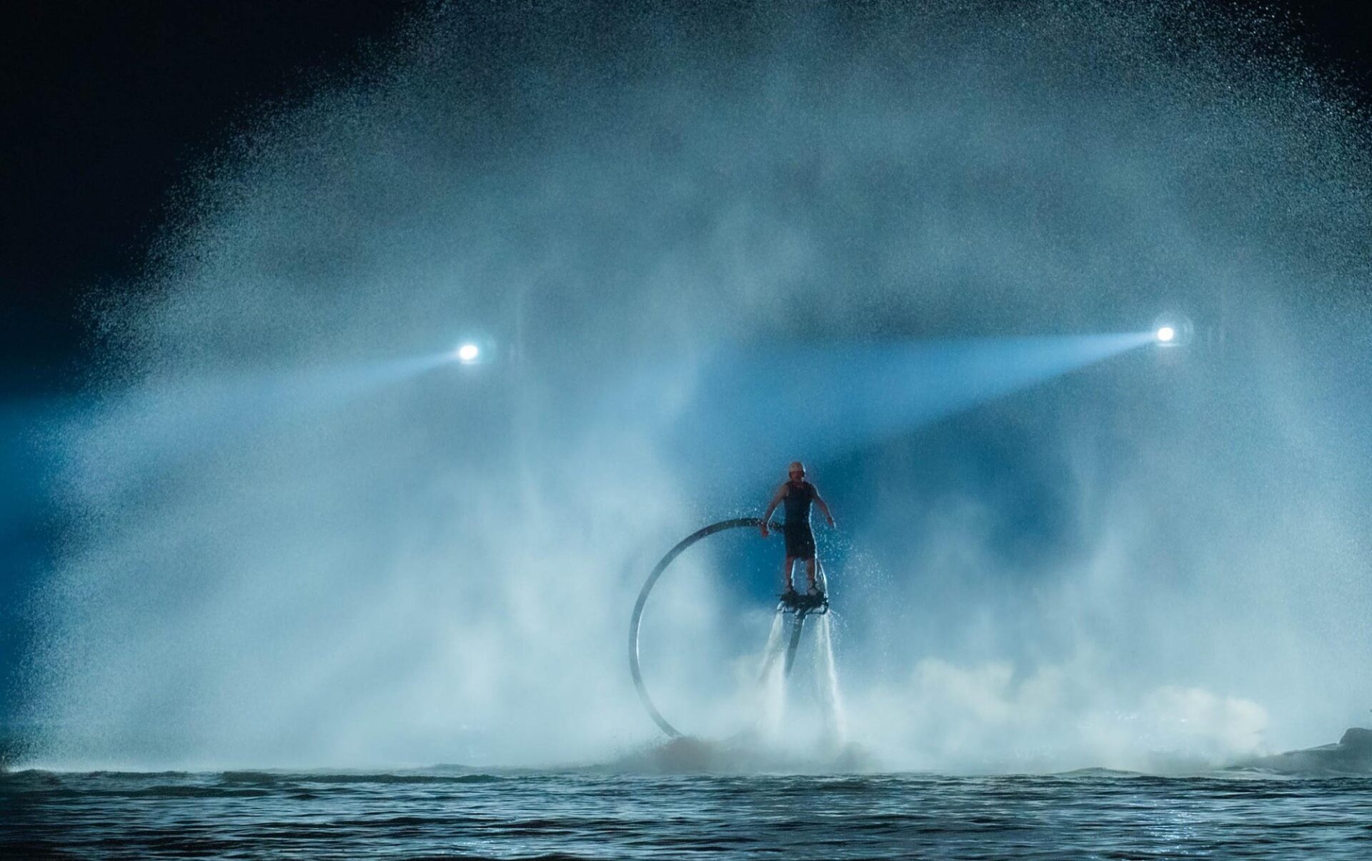 Cường độ tập luyện dày đặc, yêu cầu kỹ thuật nghiêm ngặt.