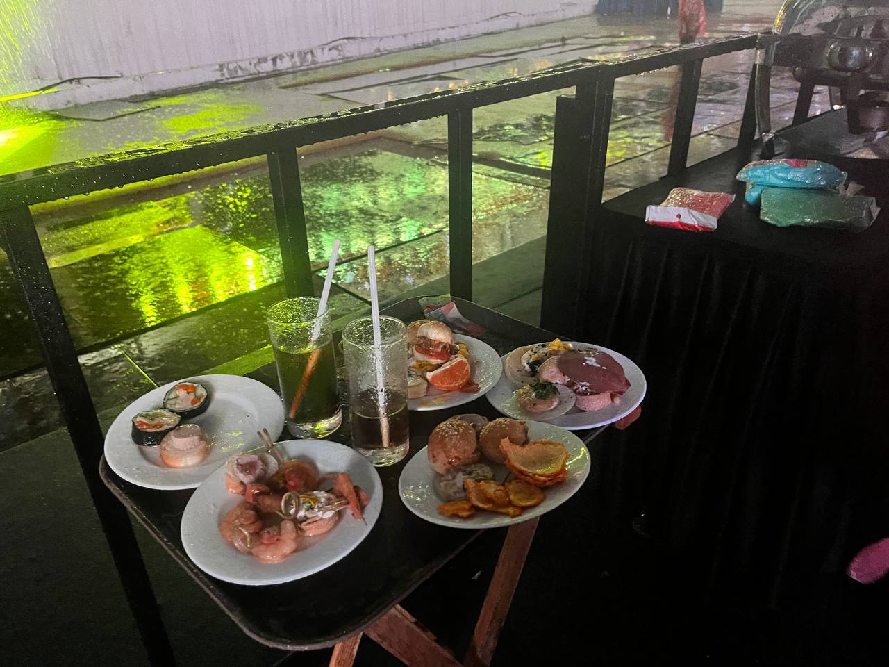 câu chuyện “khó đỡ” ở khu vực Premier Lounge âm thầm thu hút sự chú ý từ cộng đồng mạng.