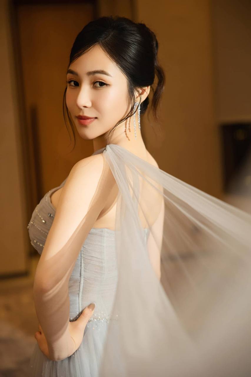 sự thay đổi diện mạo lần này của Hương Tràm không chỉ giúp cô khẳng định vị thế mà còn thể hiện tinh thần làm mới bản thân sau thời gian dài vắng bóng