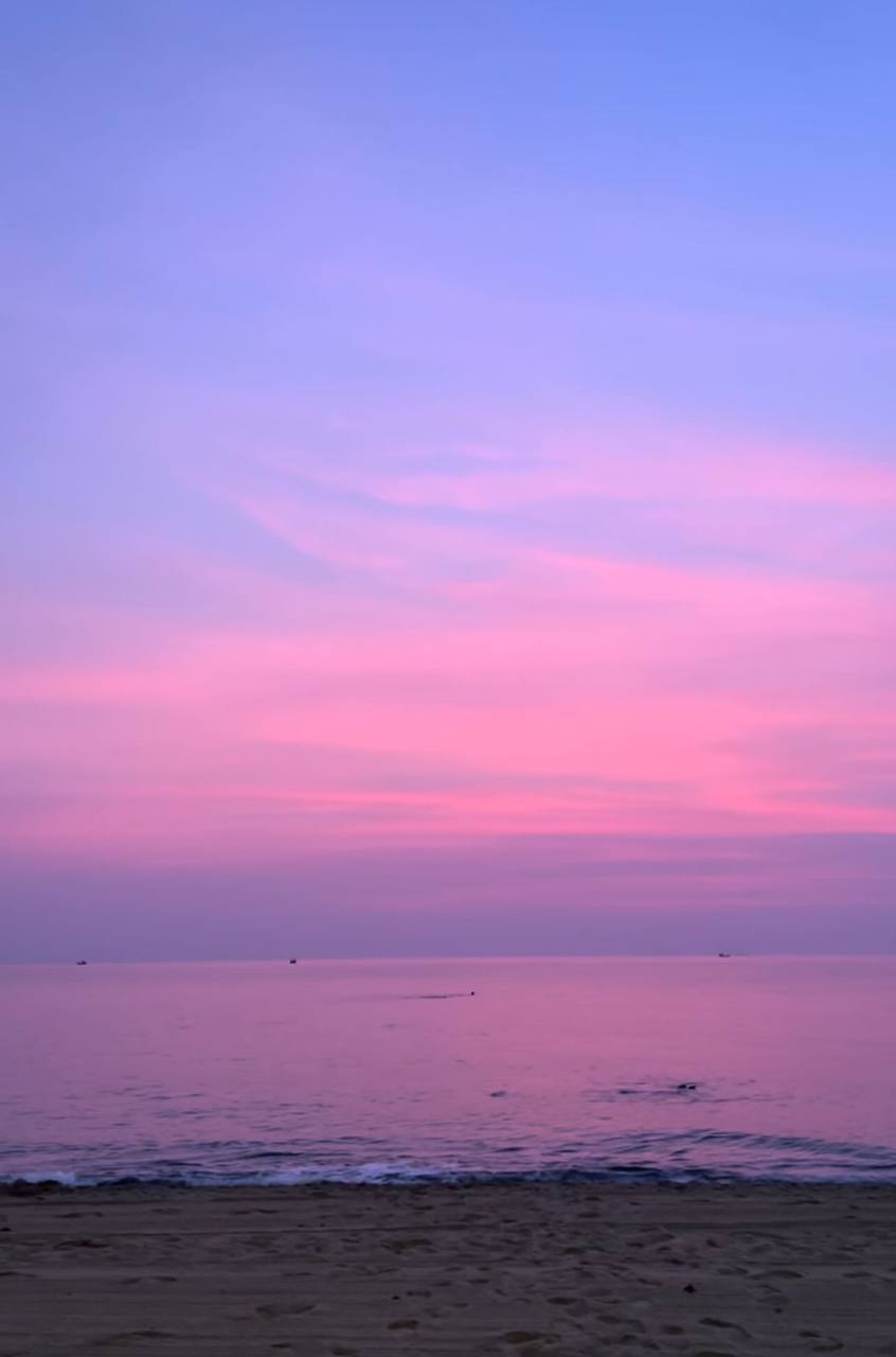 việc thiên nhiên bất ngờ “trình diễn” một bức tranh trời kỳ ảo như thế lại càng khiến Nha Trang trở nên đặc biệt hơn bao giờ hết. 