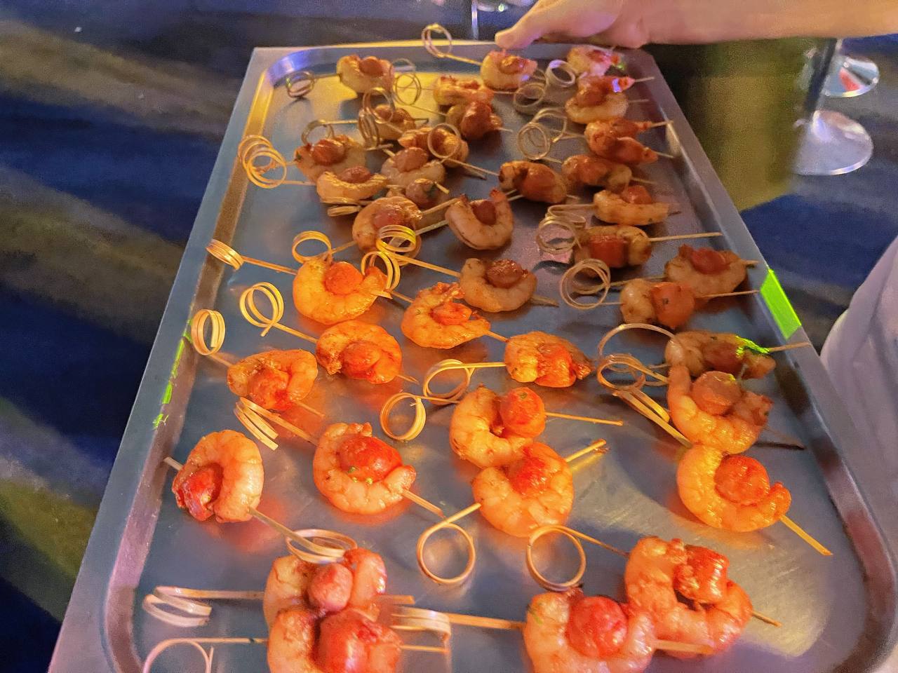 Phục vụ buffet với thực đơn phong phú. 